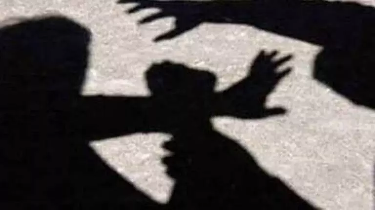 Odisha में पत्नी और सास-ससुर ने एक व्यक्ति की पीट-पीटकर हत्या कर दी Odisha में पत्नी और सास-ससुर ने एक व्यक्ति की पीट-पीटकर हत्या कर दी