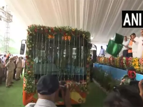 CM Rekha ने नरेला बस डिपो में 100 इलेक्ट्रिक बसों का उद्घाटन किया CM Rekha ने नरेला बस डिपो में 100 इलेक्ट्रिक बसों का उद्घाटन किया
