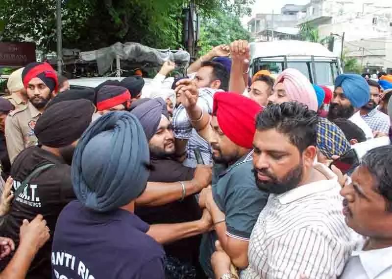 छापेमारी के बीच पंजाब पुलिस उनके खिलाफ नई FIR दर्ज करने की तैयारी में छापेमारी के बीच पंजाब पुलिस उनके खिलाफ नई FIR दर्ज करने की तैयारी में