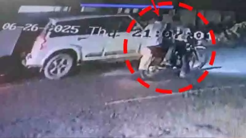 पंजाब में गैंगस्टर भगवानपुरिया परिवार पर जानलेवा हमला CCTV में कैद पंजाब में गैंगस्टर भगवानपुरिया परिवार पर जानलेवा हमला CCTV में कैद
