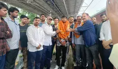 Ballia: NEET रैंक पाने वाले धीरज यादव पर फूलों की वर्षा Ballia: NEET रैंक पाने वाले धीरज यादव पर फूलों की वर्षा