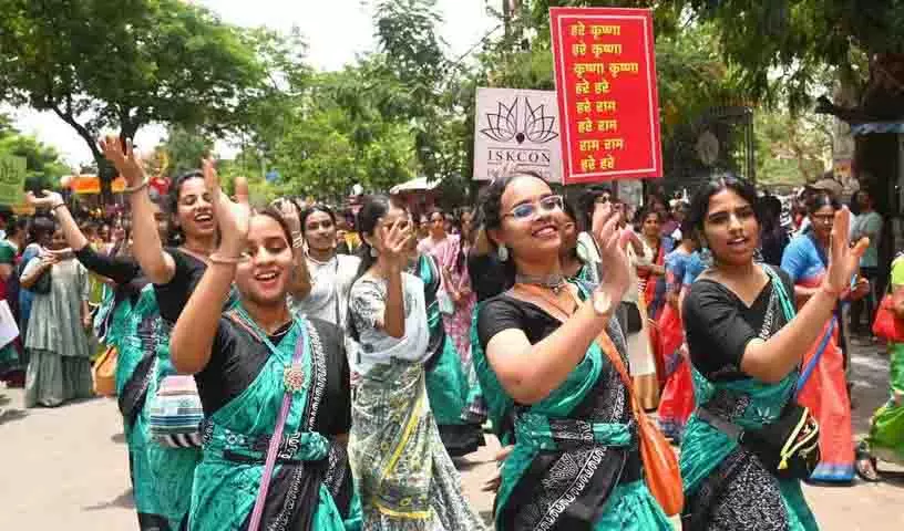 Shree Jagannath Rath Yatra में हजारों लोग शामिल हुए, प्रदर्शनी मैदान पर जुलूस का समापन हुआ Shree Jagannath Rath Yatra में हजारों लोग शामिल हुए, प्रदर्शनी मैदान पर जुलूस का समापन हुआ