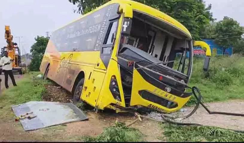 Sangareddy में निजी बस खाई में गिरी, यात्री मामूली रूप से घायल हुए Sangareddy में निजी बस खाई में गिरी, यात्री मामूली रूप से घायल हुए