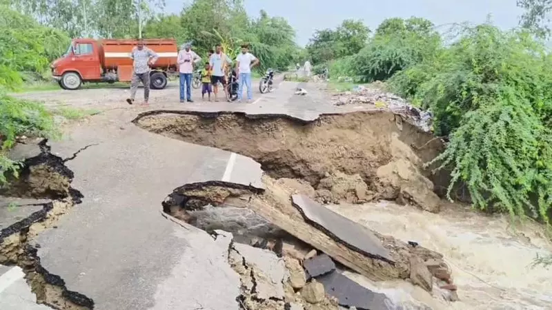 बारिश के बाद इंद्री ब्लॉक में सड़क ध्वस्त, डीसी ने दिए जांच के आदेश बारिश के बाद इंद्री ब्लॉक में सड़क ध्वस्त, डीसी ने दिए जांच के आदेश