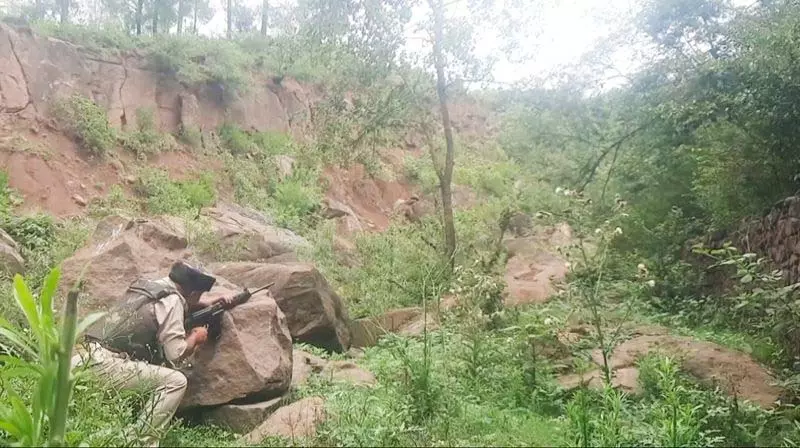 J&K मुठभेड़ में जैश-ए-मोहम्मद के आतंकवादी ढेर, तीन फंसे J&K मुठभेड़ में जैश-ए-मोहम्मद के आतंकवादी ढेर, तीन फंसे