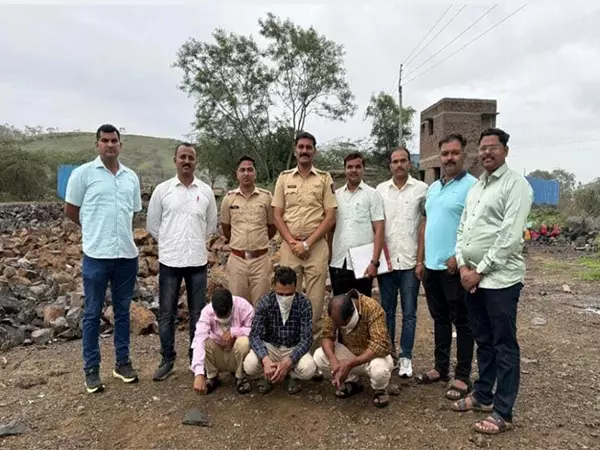 महाराष्ट्र: सैन्य खुफिया और पुलिस ने अहिल्यानगर में तीन अवैध बांग्लादेशी प्रवासियों को पकड़ा महाराष्ट्र: सैन्य खुफिया और पुलिस ने अहिल्यानगर में तीन अवैध बांग्लादेशी प्रवासियों को पकड़ा