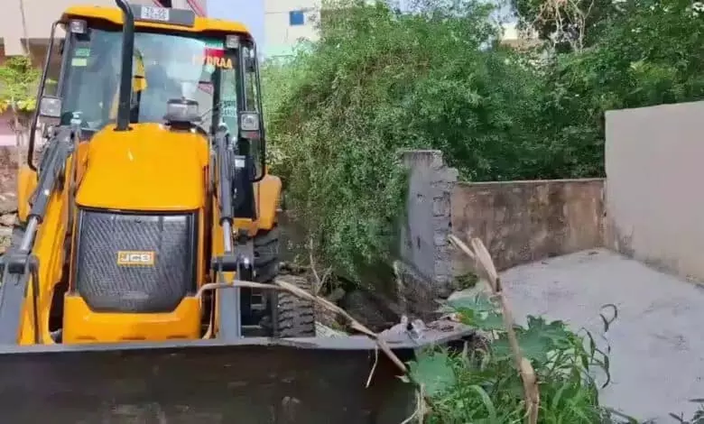 Hyderabad : हाइड्रा विध्वंस अभियान के तहत नाले पर अतिक्रमण हटाया गया Hyderabad : हाइड्रा विध्वंस अभियान के तहत नाले पर अतिक्रमण हटाया गया