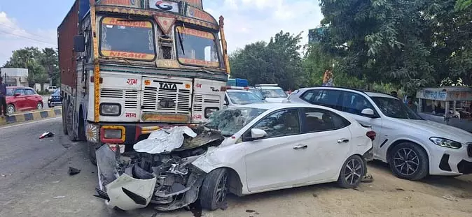 Meerut : हादसे में कार के उड़े परखच्चे, एयरबैग ने बचाई चालक की जान Meerut : हादसे में कार के उड़े परखच्चे, एयरबैग ने बचाई चालक की जान