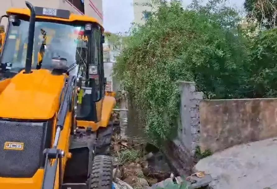 सैदाबाद में बाढ़ को रोकने के लिए HYDRAA ने नाले के अतिक्रमण को हटाया सैदाबाद में बाढ़ को रोकने के लिए HYDRAA ने नाले के अतिक्रमण को हटाया