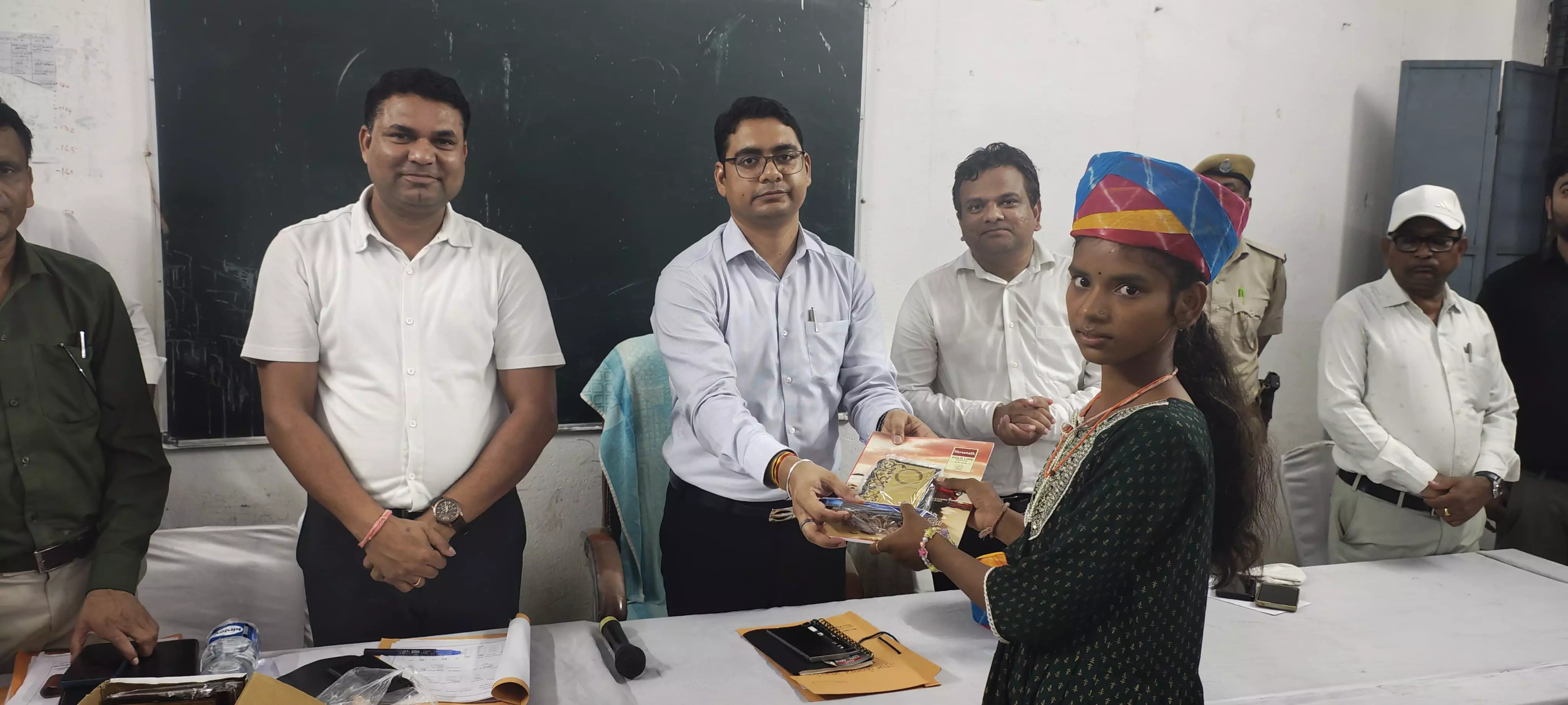 Dungarpur: जिला कलेक्टर की रात्रि चौपाल आयोजित प्रतिभावान विद्यार्थियों का बढ़ाया हौसला Dungarpur: जिला कलेक्टर की रात्रि चौपाल आयोजित प्रतिभावान विद्यार्थियों का बढ़ाया हौसला