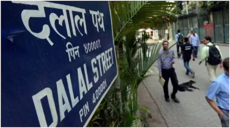 Sensex 300 अंक चढ़ा, निफ्टी 25,700 के करीब Sensex 300 अंक चढ़ा, निफ्टी 25,700 के करीब