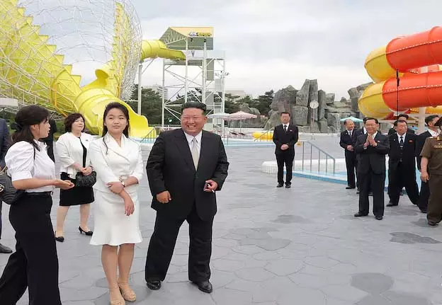 Kim Jong Un ने 54 होटलों और अन्य सुविधाओं वाले भव्य वोनसन रिसॉर्ट का अनावरण किया Kim Jong Un ने 54 होटलों और अन्य सुविधाओं वाले भव्य वोनसन रिसॉर्ट का अनावरण किया
