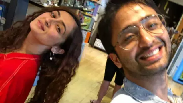 Shaheer Sheik और Ruchika Kapoor की क्यूट सेल्फी पर फिदा हुईं हिना खान Shaheer Sheik और Ruchika Kapoor की क्यूट सेल्फी पर फिदा हुईं हिना खान