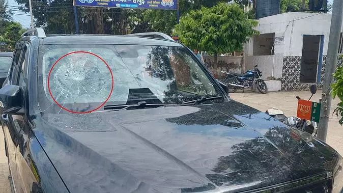 सड़क पर जमकर चली लाठियां, नेता समेत कई लोग हुए घायल सड़क पर जमकर चली लाठियां, नेता समेत कई लोग हुए घायल
