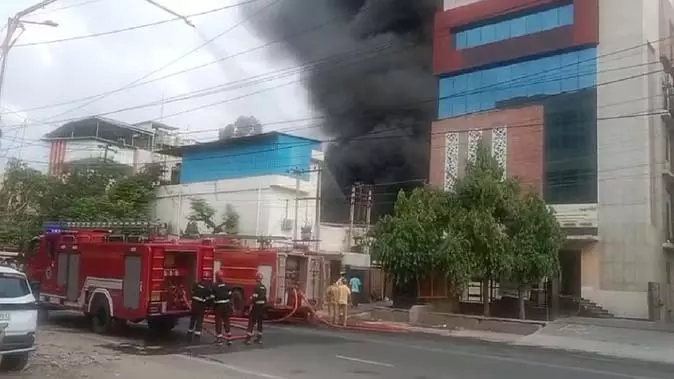 Noida : पेंट फैक्टरी में भीषण आग, 30 दमकल गाड़ियों ने पाया काबू Noida : पेंट फैक्टरी में भीषण आग, 30 दमकल गाड़ियों ने पाया काबू