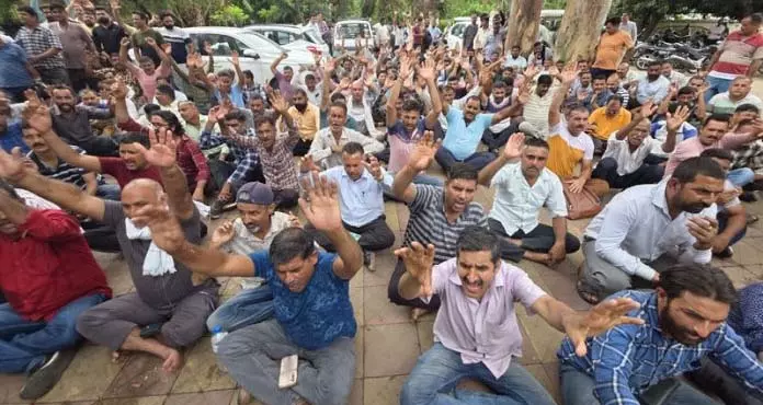 समस्याओं के समाधान की मांग को लेकर PDD कर्मचारी हड़ताल पर समस्याओं के समाधान की मांग को लेकर PDD कर्मचारी हड़ताल पर