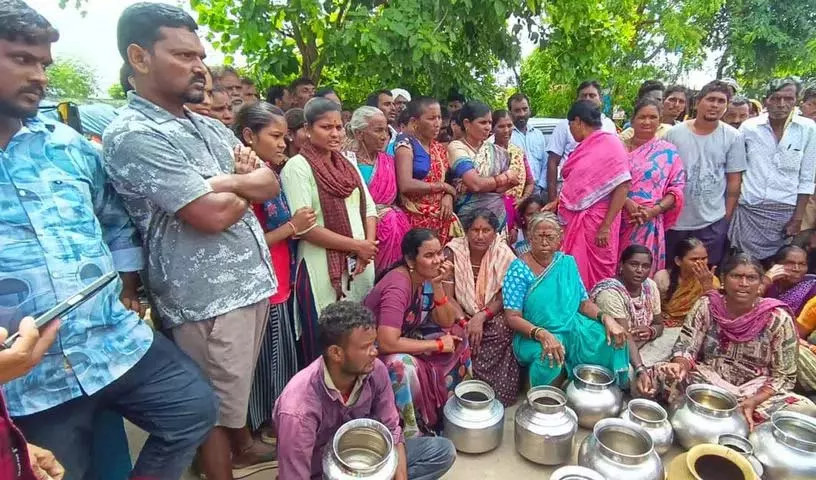 पानी की किल्लत पर उबला ग्रामीणों का गुस्सा, किया विरोध प्रदर्शन पानी की किल्लत पर उबला ग्रामीणों का गुस्सा, किया विरोध प्रदर्शन