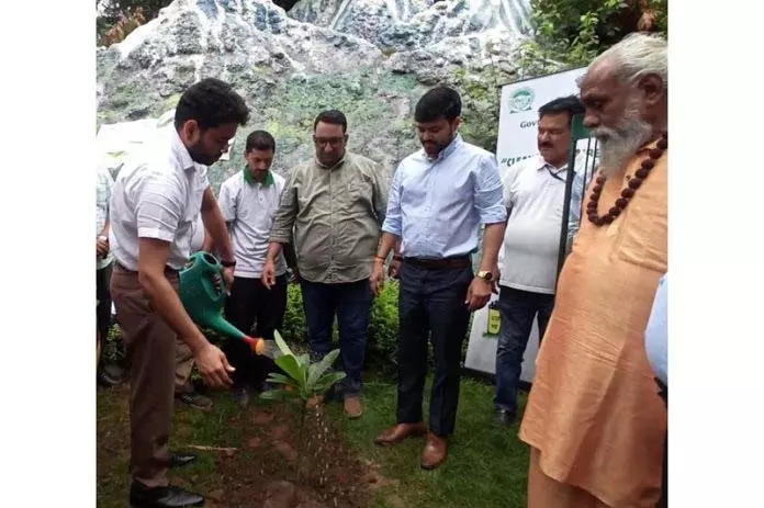 DC-JMC कमिश्नर ने ‘क्लीन जम्मू, ग्रीन जम्मू’ अभियान के तहत वृक्षारोपण अभियान का नेतृत्व किया DC-JMC कमिश्नर ने ‘क्लीन जम्मू, ग्रीन जम्मू’ अभियान के तहत वृक्षारोपण अभियान का नेतृत्व किया