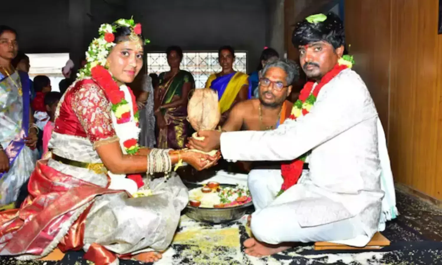 Telangana में नवविवाहित व्यक्ति की हत्या, पत्नी और उसका प्रेमी गिरफ्तार Telangana में नवविवाहित व्यक्ति की हत्या, पत्नी और उसका प्रेमी गिरफ्तार