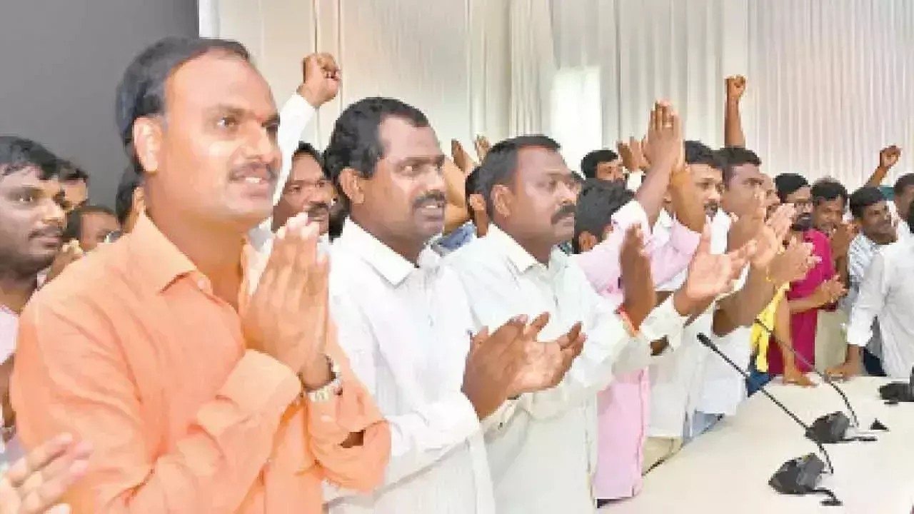 Telangana: असहाय VRA, VRO GPOनियुक्ति आदेश की प्रतीक्षा कर रहे हैं Telangana: असहाय VRA, VRO GPOनियुक्ति आदेश की प्रतीक्षा कर रहे हैं