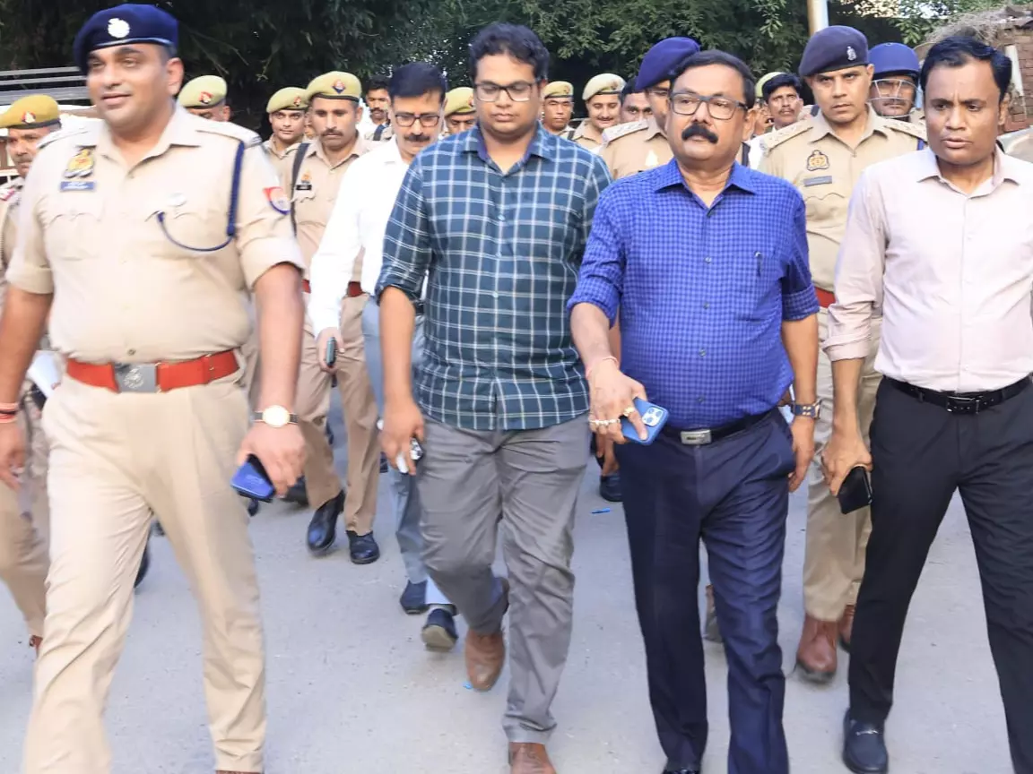 Bareilly: DM-SSP ने ताजियादारों से संवाद कर किया फ्लैग मार्च Bareilly: DM-SSP ने ताजियादारों से संवाद कर किया फ्लैग मार्च
