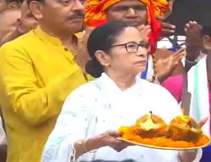 पश्चिम बंगाल की मुख्यमंत्री ममता बनर्जी ने दीघा स्थित जगन्नाथ मंदिर में पहली रथ यात्रा में हिस्सा लिया पश्चिम बंगाल की मुख्यमंत्री ममता बनर्जी ने दीघा स्थित जगन्नाथ मंदिर में पहली रथ यात्रा में हिस्सा लिया