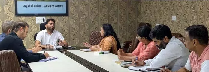 DC जम्मू ने श्रम विभाग के कामकाज की समीक्षा की DC जम्मू ने श्रम विभाग के कामकाज की समीक्षा की
