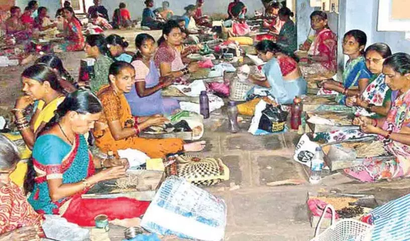 बीड़ी मजदूरों के बच्चों की शिक्षा के लिए प्रोत्साहन बीड़ी मजदूरों के बच्चों की शिक्षा के लिए प्रोत्साहन