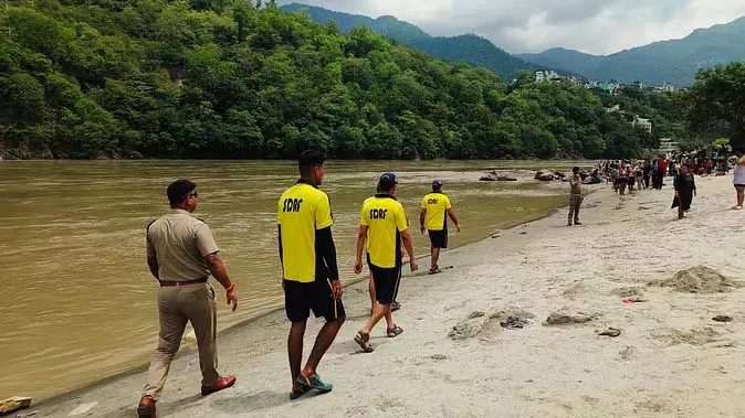 Rishikesh : तेज बहाव में गंगा ने ली दो जिंदगियां, अभी तक नहीं मिला सुराग Rishikesh : तेज बहाव में गंगा ने ली दो जिंदगियां, अभी तक नहीं मिला सुराग