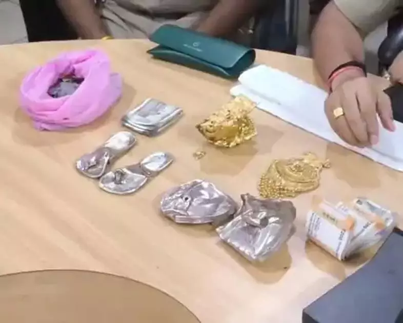 35 दिनों में 7 मंदिरों में चोरी करने वाले गिरोह का भंडाफोड़, 4 आरोपी गिरफ्तार 35 दिनों में 7 मंदिरों में चोरी करने वाले गिरोह का भंडाफोड़, 4 आरोपी गिरफ्तार