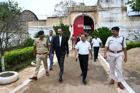 प्रधान जिला न्यायाधीश, कलेक्टर व पुलिस अधीक्षक ने किया जिला जेल का औचक निरीक्षण प्रधान जिला न्यायाधीश, कलेक्टर व पुलिस अधीक्षक ने किया जिला जेल का औचक निरीक्षण