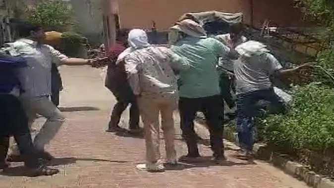 बिजली बिल वसूली करने गई टीम पर हमला, पीट-पीटकर भगाया बिजली बिल वसूली करने गई टीम पर हमला, पीट-पीटकर भगाया