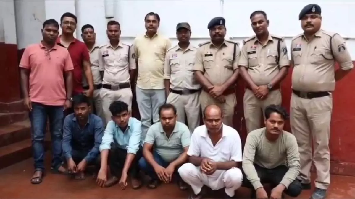 शादी के नाम पर युवती को बेचा, मानव तस्करी के जाल में फंसी पीड़िता, 7 आरोपी गिरफ्तार शादी के नाम पर युवती को बेचा, मानव तस्करी के जाल में फंसी पीड़िता, 7 आरोपी गिरफ्तार