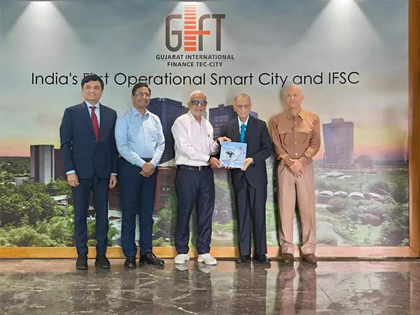 इंफोसिस के संस्थापक एनआर नारायण मूर्ति ने GIFT City का किया दौरा इंफोसिस के संस्थापक एनआर नारायण मूर्ति ने GIFT City का किया दौरा