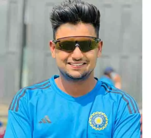 एमएस धोनी जैसी कहानी, जमशेद आलम को मिली रेलवे में टीसी की नौकरी एमएस धोनी जैसी कहानी, जमशेद आलम को मिली रेलवे में टीसी की नौकरी