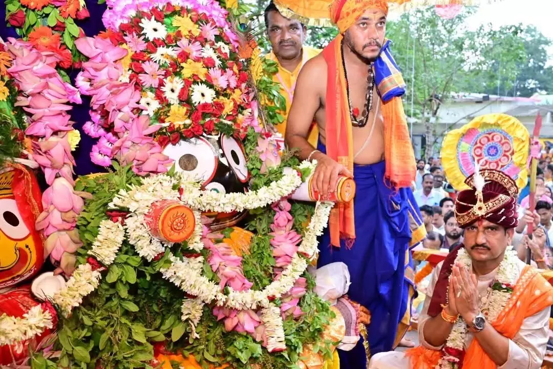 केंद्रीय राज्यमंत्री तोखन साहू ने निभाई छेरापहरा सेवा, रथमार्ग का स्वर्ण झाड़ू से शुद्धिकरण केंद्रीय राज्यमंत्री तोखन साहू ने निभाई छेरापहरा सेवा, रथमार्ग का स्वर्ण झाड़ू से शुद्धिकरण