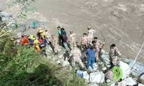 Rudraprayag : बड़ा हादसा, बस अलकनंदा में गिरी, तीन की मौत, नौ लापता Rudraprayag : बड़ा हादसा, बस अलकनंदा में गिरी, तीन की मौत, नौ लापता