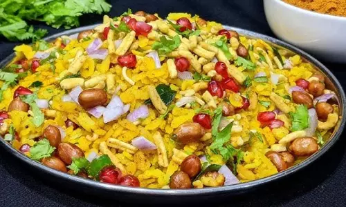 Indori Poha: घर पर झटपट बनकर तैयार हो जाती है यह डिश