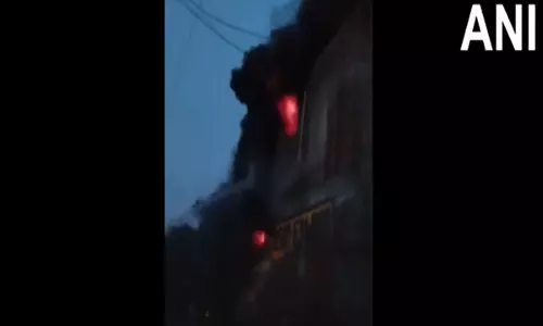Delhi: पेंट फैक्ट्री में भीषण आग लगी, 25 दमकल गाड़ियां मौके पर पहुंचीं Delhi: पेंट फैक्ट्री में भीषण आग लगी, 25 दमकल गाड़ियां मौके पर पहुंचीं