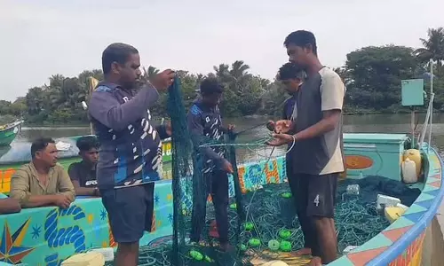 Tamil Nadu : श्रीलंकाई समुद्री डाकुओं ने चेरुधुर के मछुआरों पर हमला किया Tamil Nadu : श्रीलंकाई समुद्री डाकुओं ने चेरुधुर के मछुआरों पर हमला किया
