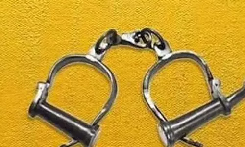 महिला इंजीनियर से बलात्कार: जूता व्यापारी का बेटा गिरफ्तार महिला इंजीनियर से बलात्कार: जूता व्यापारी का बेटा गिरफ्तार