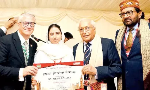 Srinagar, शैक्षणिक कार्य के लिए बालिका सम्मानित किया गया