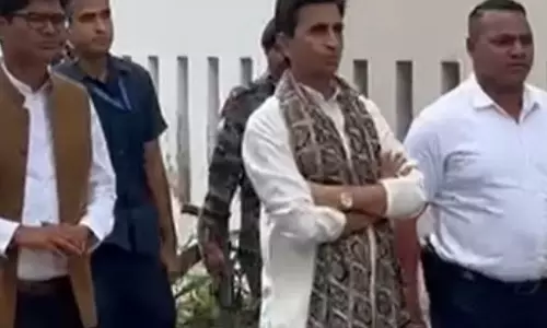 रायपुर पहुंचे कवि कुमार विश्वास पद्मश्री डॉ. सुरेंद्र दुबे के अंतिम यात्रा में हुए शामिल रायपुर पहुंचे कवि कुमार विश्वास पद्मश्री डॉ. सुरेंद्र दुबे के अंतिम यात्रा में हुए शामिल