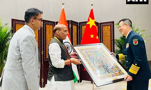 Rajnath Singh ने चीनी समकक्ष डॉन जून को बिहार की मधुबनी पेंटिंग भेंट की Rajnath Singh ने चीनी समकक्ष डॉन जून को बिहार की मधुबनी पेंटिंग भेंट की