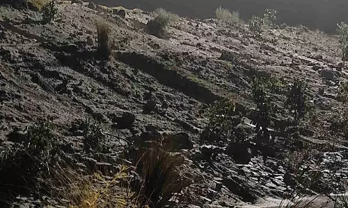 राखड़ बांध फूटने से गांव में घुसा मलबा, ग्रामीणों में आक्रोश राखड़ बांध फूटने से गांव में घुसा मलबा, ग्रामीणों में आक्रोश