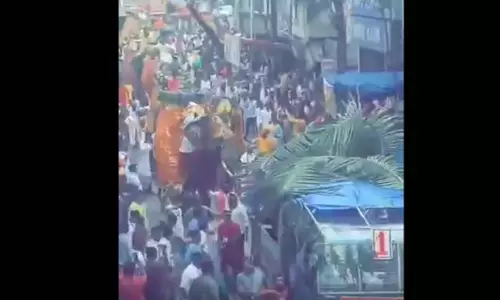 रथयात्रा के दौरान हाथी बेकाबू, सामने आया वीडियो रथयात्रा के दौरान हाथी बेकाबू, सामने आया वीडियो