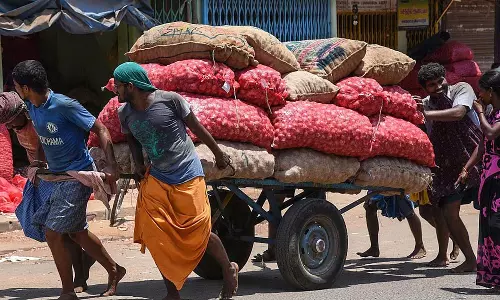 Tamil Nadu : कोयम्बेडु सब्जी मंडी के विक्रेताओं ने सड़क जाम किया Tamil Nadu : कोयम्बेडु सब्जी मंडी के विक्रेताओं ने सड़क जाम किया
