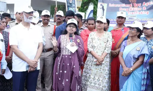कलेक्टर ने स्कूल स्तर पर नशीली दवाओं के दुरुपयोग के बारे में जागरूकता लाने का आह्वान किया