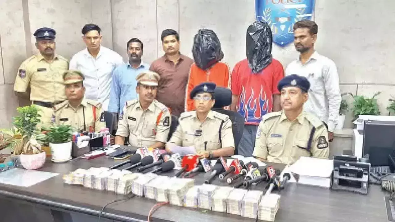 Telangana: पुलिस ने चोरी की गई 17 लाख रुपये की रकम बरामद की