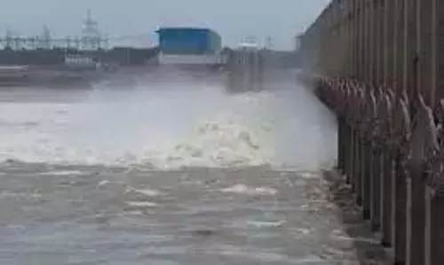 Telangana: भारी बाढ़ के कारण जुराला गेट की मरम्मत बाधित हुई Telangana: भारी बाढ़ के कारण जुराला गेट की मरम्मत बाधित हुई